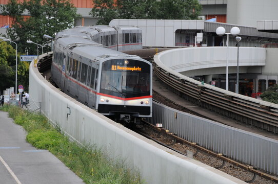 U-Bahn der Linie U1 n&auml;chst der Station Kaiserm&uuml;hlen, Wien, &Ouml;sterreich, 08.07.2009