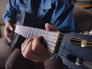 Fototapeta na wymiar man playing black guitar