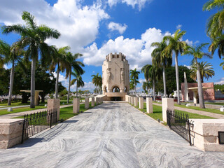 Obraz premium Front view of the mausoleum of José Martí at the Santa Ifigenia cemetery in the city of Santiago de Cuba