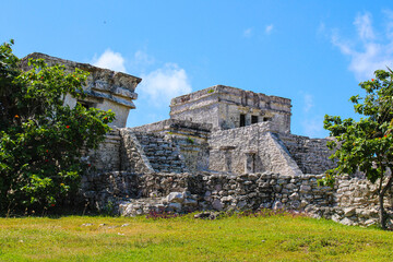 Fototapeta na wymiar Ancient Mayan ruins in Tulum, Mexico
