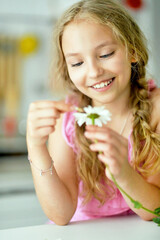 Obraz na płótnie Canvas Close up portrait of beautiful teenage girl with daisy flower
