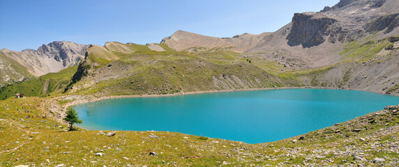 Lac Sainte Anne situé au-dessus du village de Ceillac, Parc Naturel Régional du Queyras, Alpes du Sud, France