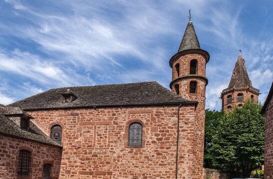 Marcillac Vallon (Aveyron, France) - Chapelle des p&eacute;nitents et &eacute;glise Saint Martial