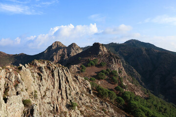 Veduta con rilievi rocciosi all’isola d’Elba, Toscana, Italia