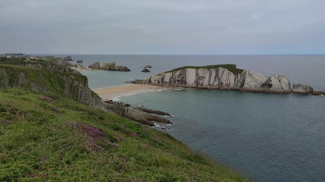 Vista de la isla del Castro unida a la costa quebrada de Santander por un t&oacute;mbolo de arena durante la marea baja, Espa&ntilde;a