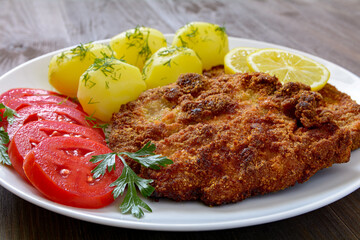 kotlet schabowy z ziemniakami i pomidorem