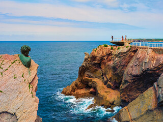 Mirador y estatua de Philippe Cousteau en Salinas, Asturias
