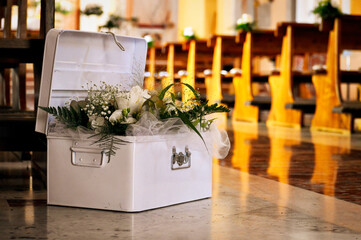 Addobbo con composizione in scatola di fiori per matrimonio