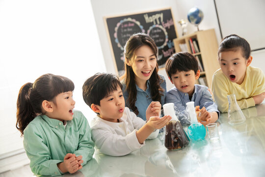 The children do science experiments
