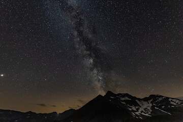 Milchstraße über den Bergen.