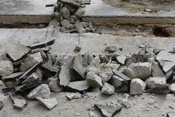 Tranchée sur un trottoir
