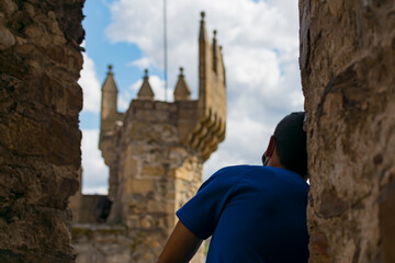 Chico jóven observando el Castillo de los templarios de Ponferrada