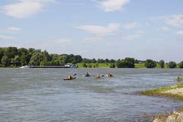 Kanutour auf dem Rhein