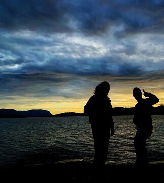Two siluets at the sea 
