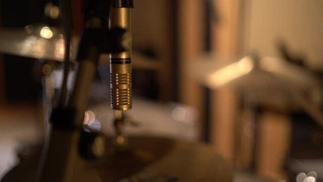 Micro frente a amplificador en estudio de grabaci&oacute;n