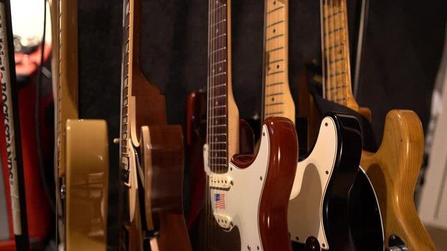 Set de guitarras para seleccionar en un estudio de grabaci&oacute;n 