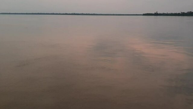 anoitecer no rio amazonas, com movimento vertical