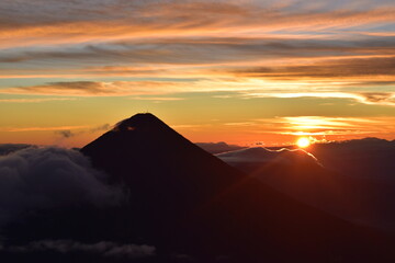 Puesta de sol en un volcán 