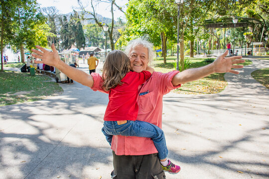 Vov&ocirc; feliz abra&ccedil;a neta com carinnho