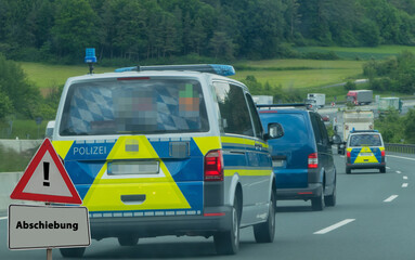 Abschiebung Polizeiautos