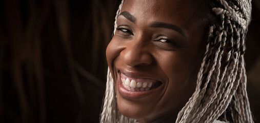 Hermosa mujer de raza afro caribeña muy sonriente