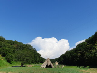 空と雲と山、家
