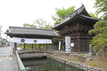鑁阿寺の太鼓橋と山門