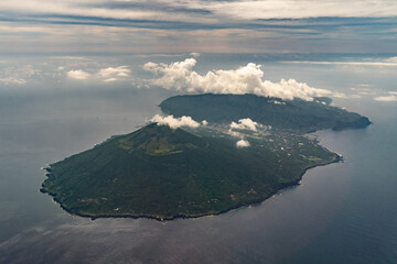 空から見た八丈島の全景