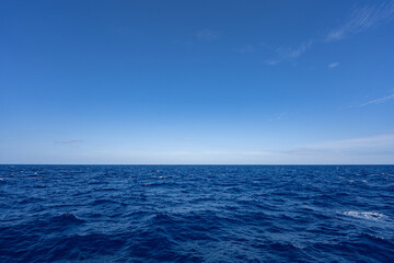 太平洋の船旅で見る海と青空