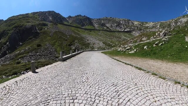 Mit dem Motorrad den Tremola Pass aufw&auml;rts fahrend, Schweiz im August 2021