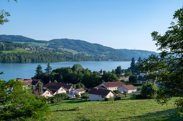 Paysage des villages du lac de Paladru en france en Isère en été - obrazy, fototapety, plakaty