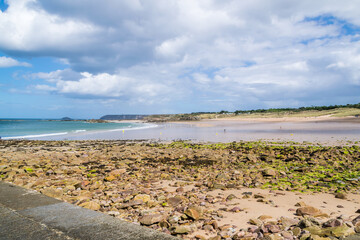 Fototapeta na wymiar Pléhérel plage, anse du croc au cap Fréhel dans les côtes d'Armor en Bretagne. 