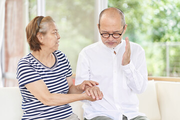 Obraz premium 夫の頭痛を心配する妻