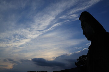 観音像と夕焼け
