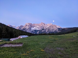 Fototapeta premium morning mood at lake misurina in the dolomites. morning dawn with the moon over the mountain peaks, tre cime lavaredo