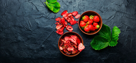 Dried strawberry slices