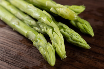 並べられたアスパラガスのクローズアップ
