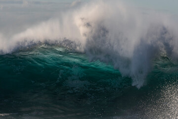 Obraz premium Splashing waves at sunrise, Sydney Australia
