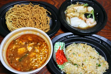 日本の飲食店の麻婆豆腐と餡かけ焼きそばと炒飯