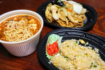 日本の飲食店の麻婆麺と餡かけ焼きそばと炒飯