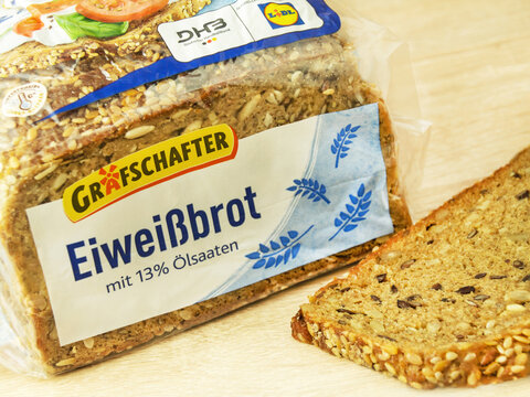 Paket Eiweissbrot Grafschafter auf Holz