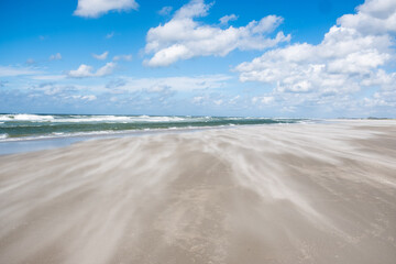 Fototapeta na wymiar Sturm auf der Nordseeinsel Terschelling, Sand wird am Strand verweht