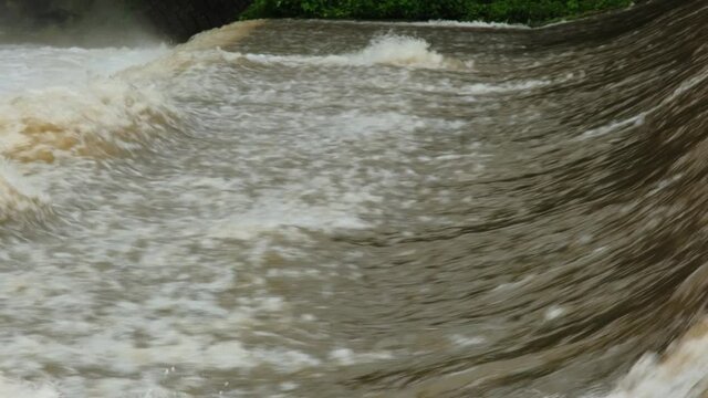 大雨で増水した川　濁流　緊急放流