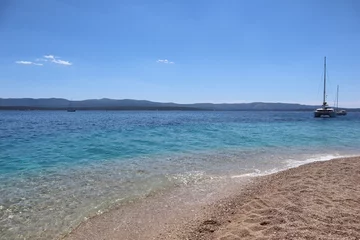 Photo sur Plexiglas Plage de la Corne d'Or, Brac, Croatie Yacht Seascape par la côte sur la plage de Zlatni Rat avec de l& 39 eau turquoise claire sur une journée d& 39 été ensoleillée, Croatie