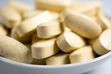 大量のマルチビタミンの錠剤