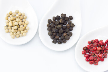 Pimienta blanca, roja y negra