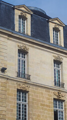Vue rapprochée sur divers éléments d'architecture urbaine, dans le centre-ville de Bordeaux