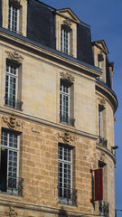 Fototapeta na wymiar Vue rapprochée sur divers éléments d'architecture urbaine, dans le centre-ville de Bordeaux
