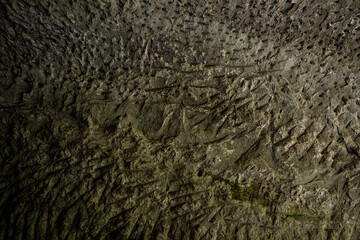 脆い岩盤に手作業で掘られた素掘りトンネルの質感