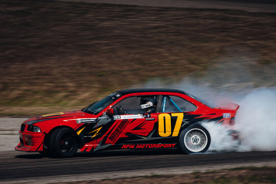 BMW E36 go fast in drift with a lot of smoke